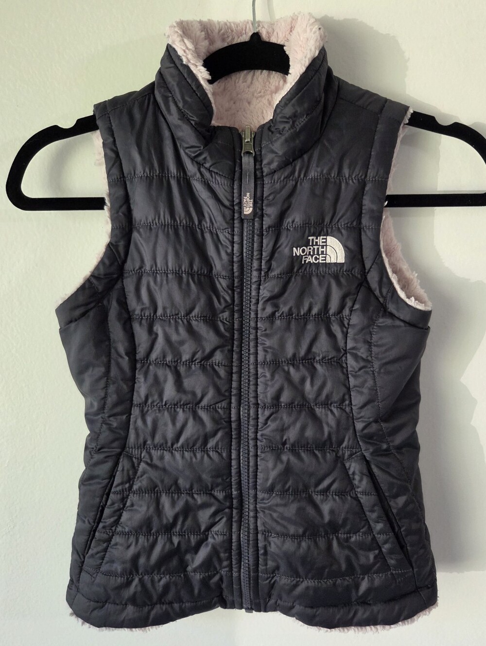 The North Face Girls Reversible Mossbud Swirl Vest, Charcoal/light Pink XS